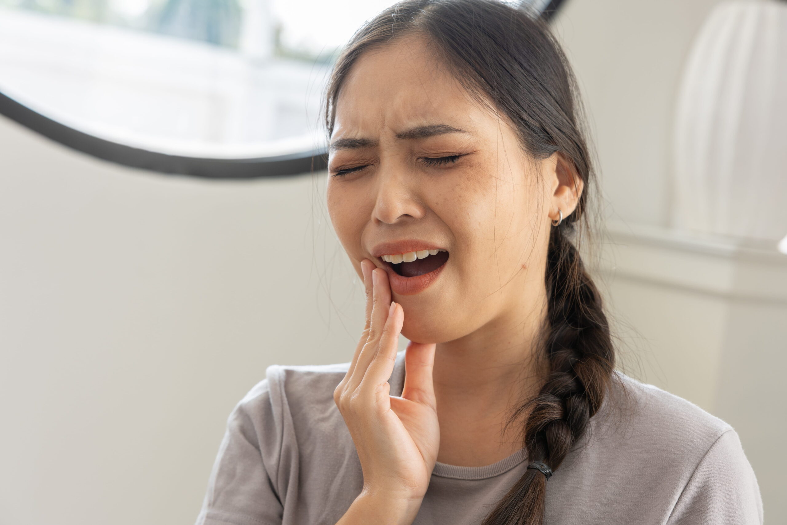 Tooth Trouble at Midnight? When to Call an Emergency Dentist 1 Tooth Trouble at Midnight? When to Call an Emergency Dentist
